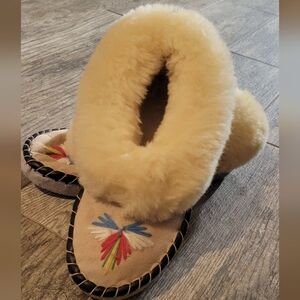 Plush Cream Shearling Women's Slip-On Slippers with Embroidered Accent